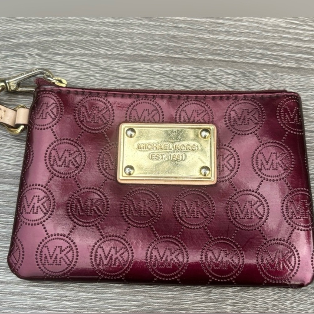 MICHAEL KORS BURGUNDY EMBOSSED WRISTLET WITH GOLD-TONE LOGO PLATE